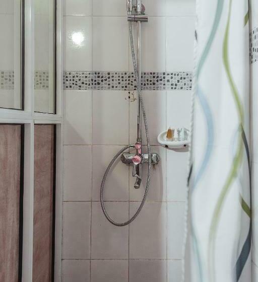 غرفة ديلوكس, Kelele Square