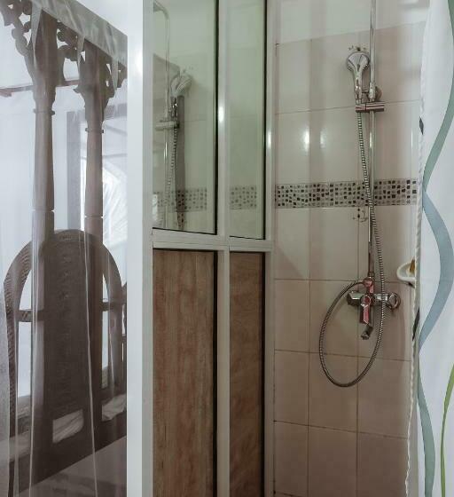 غرفة ديلوكس, Kelele Square