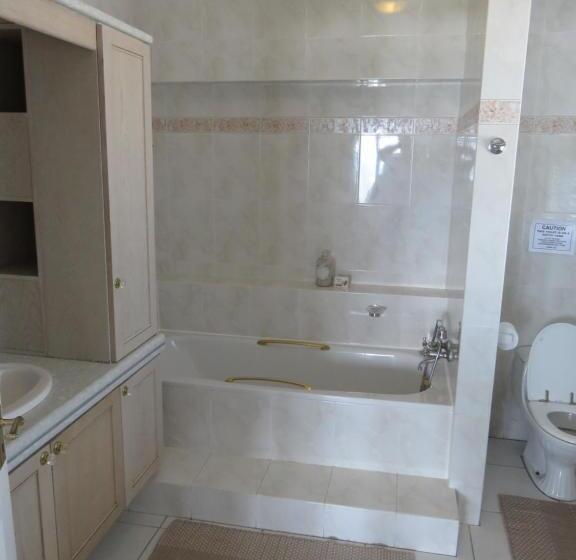 اتاق لوکس با چشم‌انداز دریا, The View