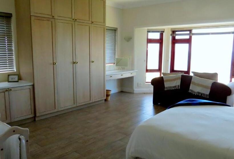 اتاق لوکس با چشم‌انداز دریا, The View