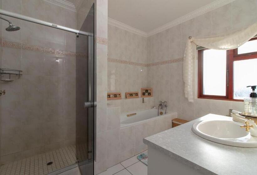 اتاق استاندارد با چشم‌انداز دریا, The View