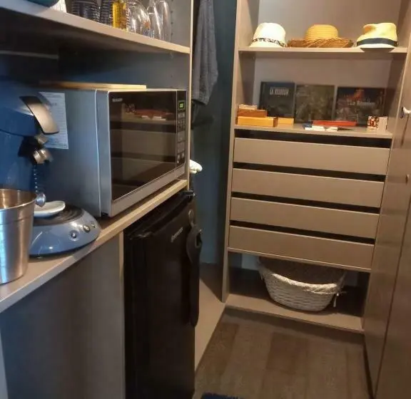 سوییت با چشم‌انداز استخر, Suite Indigo Jacuzzi Prive Piscine Vue Mer Acces Cuisine Laverie