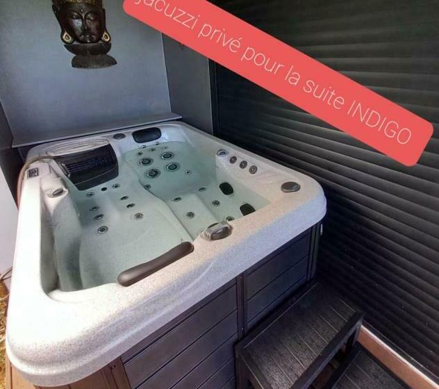 سوییت با چشم‌انداز استخر, Suite Indigo Jacuzzi Prive Piscine Vue Mer Acces Cuisine Laverie
