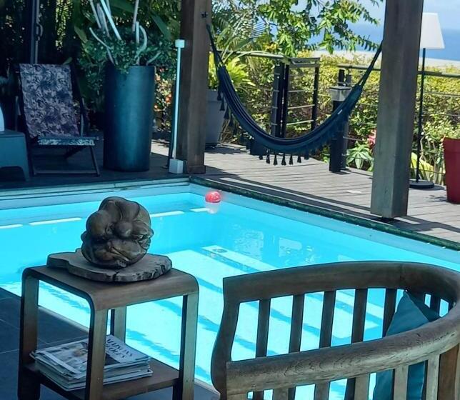 سوییت با چشم‌انداز استخر, Suite Indigo Jacuzzi Prive Piscine Vue Mer Acces Cuisine Laverie