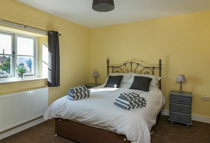 1间卧室的房子, 700 Westport