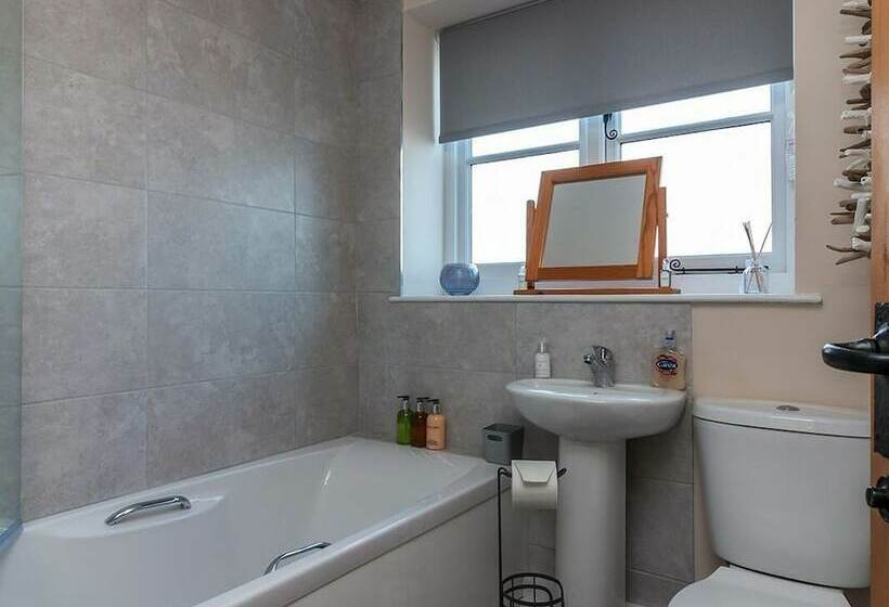 1间卧室的房子, 700 Westport