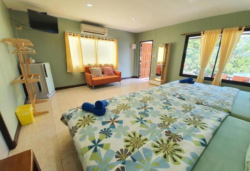 חדר סטנדרט לארבעה, Benjaporn Bungalow