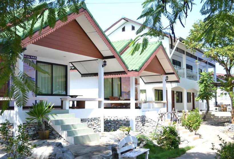 חדר סטנדרט לארבעה, Benjaporn Bungalow