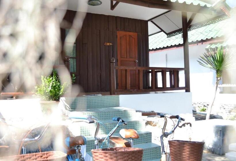 اتاق استاندارد چهار تخته, Benjaporn Bungalow