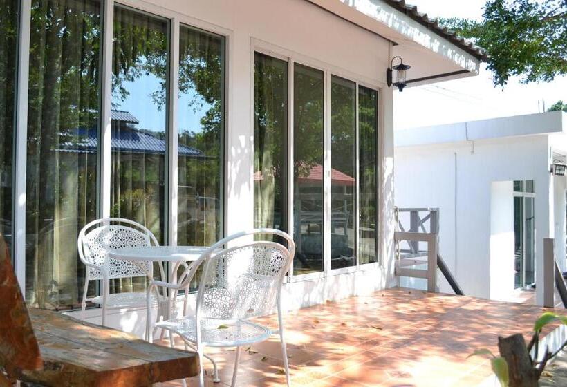 اتاق استاندارد چهار تخته, Benjaporn Bungalow