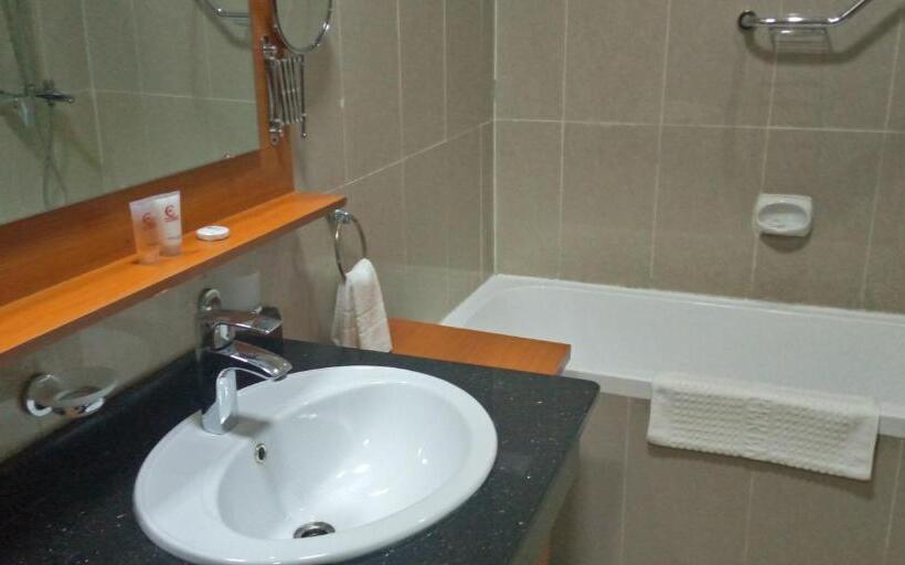 اتاق لوکس با تخت بزرگ, Conference Hotel , Abeokuta