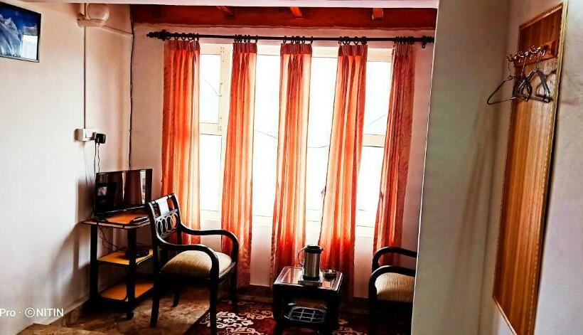 غرفة ديلوكس مزودة بشرفة, Jaishnavi Homestay  Mukteshwar