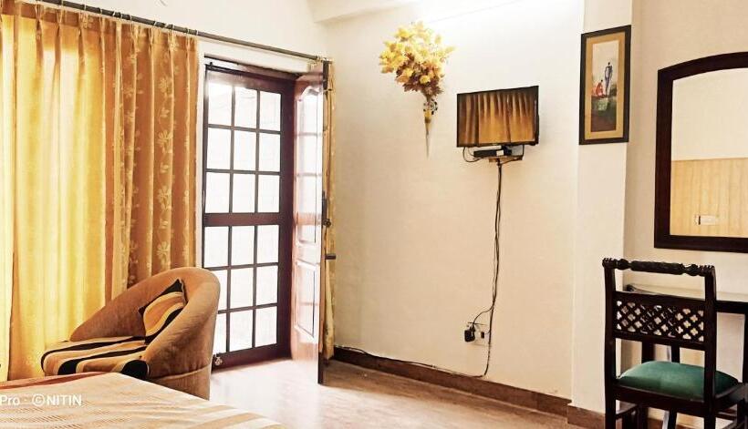 غرفة ديلوكس مزودة بشرفة, Jaishnavi Homestay  Mukteshwar