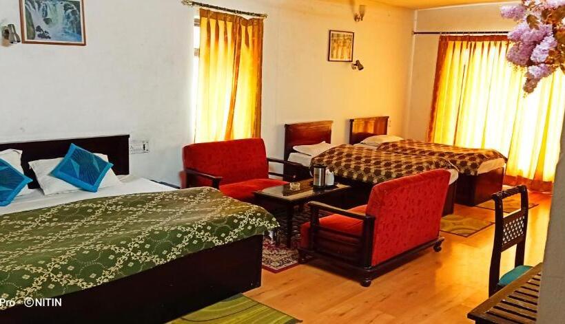 غرفة ديلوكس مزودة بشرفة, Jaishnavi Homestay  Mukteshwar