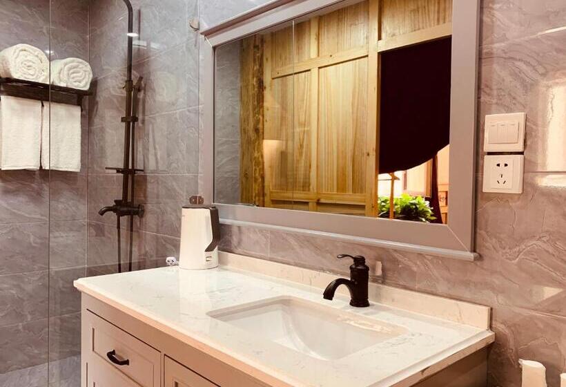 バス共有のスタンダードルーム, Shangri La Xiangye Listen To The Rain