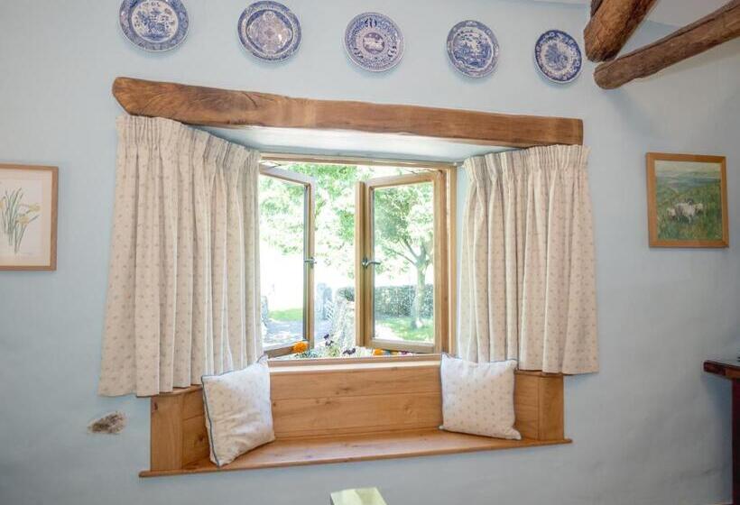 スタンダードルーム, The Wayside And Whisky Barn