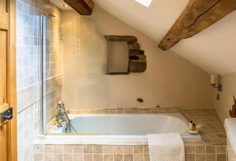 スタンダードルーム, The Wayside And Whisky Barn