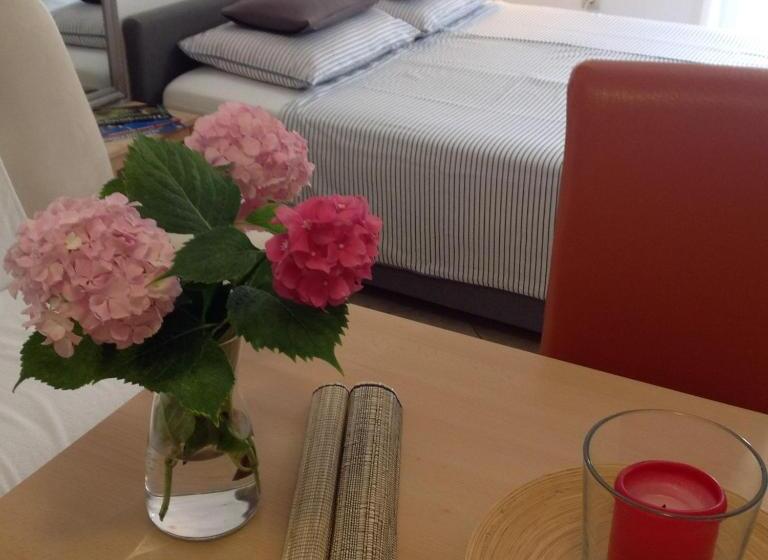 استودیوی استاندارد, Apartman Mona