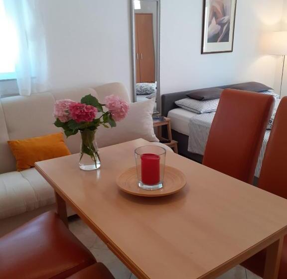 استودیوی استاندارد, Apartman Mona