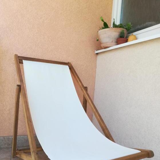 استودیوی استاندارد, Apartman Mona