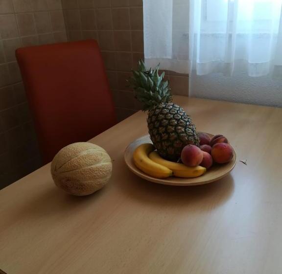 استودیوی استاندارد, Apartman Mona