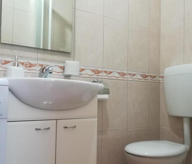 استودیوی استاندارد, Apartman Mona