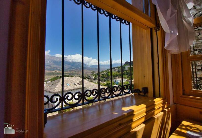 جناح جونيور, Argyropolis Boutique