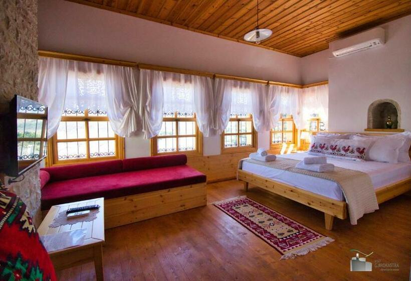 جناح جونيور, Argyropolis Boutique