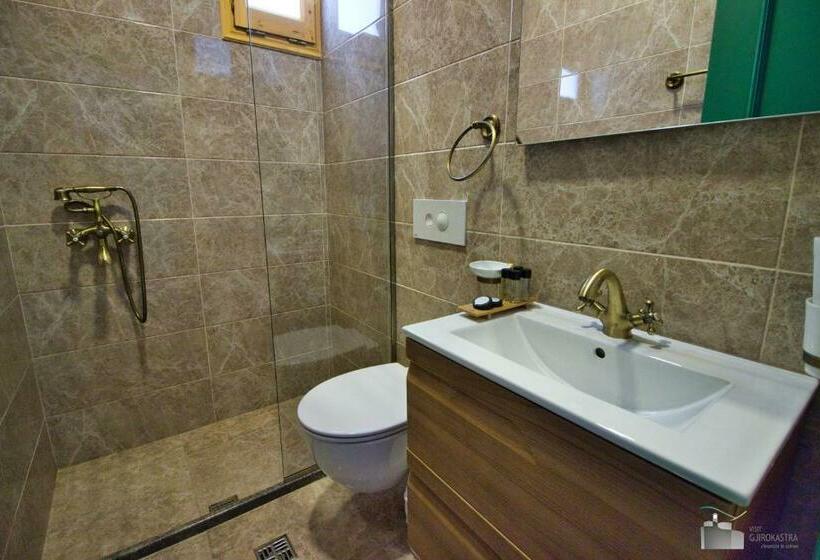 جناح جونيور, Argyropolis Boutique