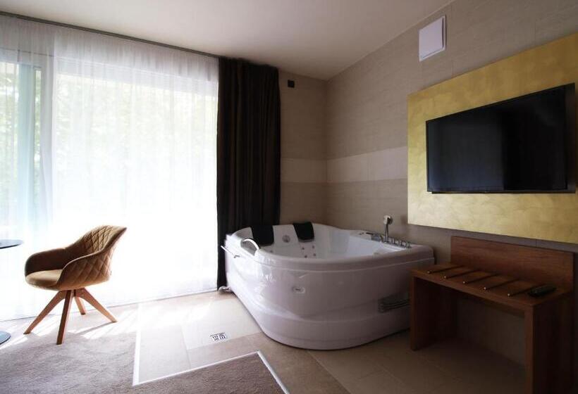 标准间带漩涡浴缸, Baobab Suites