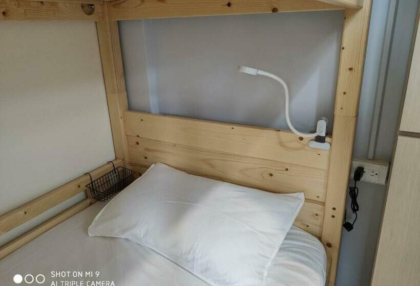 تختخواب در اتاق مشترک, Simple Life Hostel