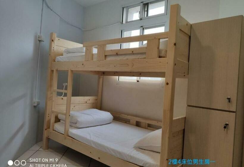 تختخواب در اتاق مشترک, Simple Life Hostel