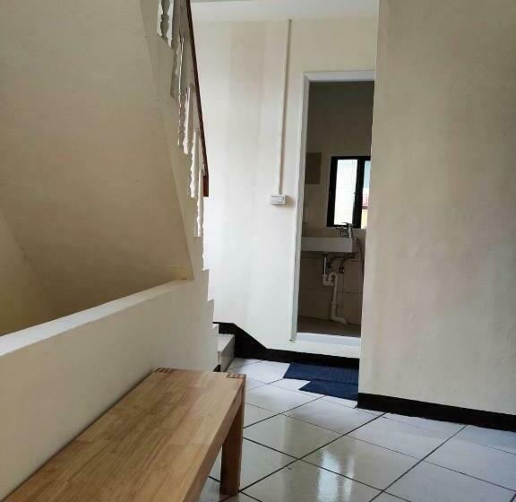 تختخواب در اتاق مشترک, Simple Life Hostel