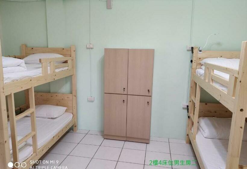 تختخواب در اتاق مشترک, Simple Life Hostel