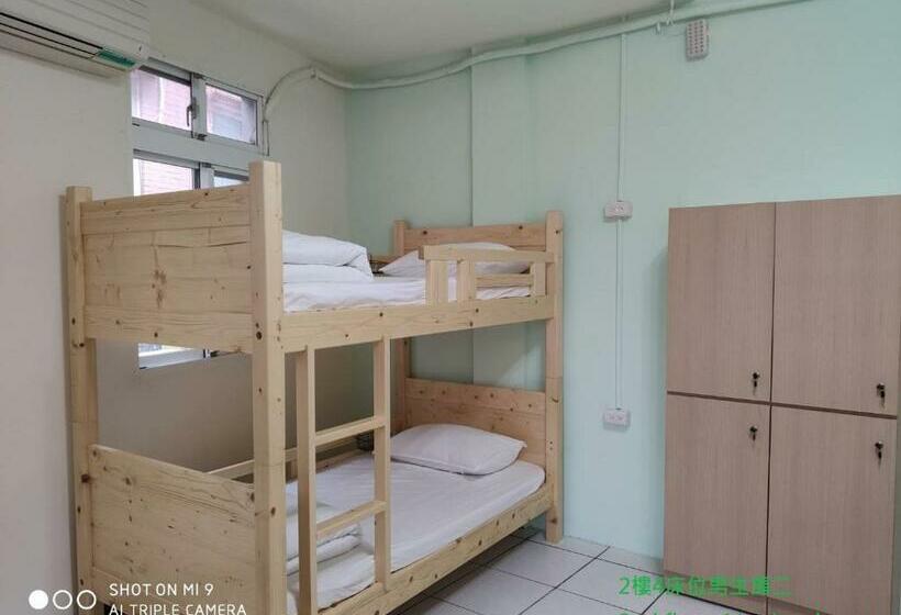 تختخواب در اتاق مشترک, Simple Life Hostel