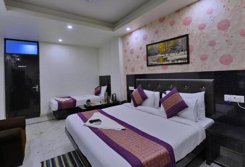 سوییت خانوادگی, Noida International Couple Friendly Hotel In Noida Sector 11