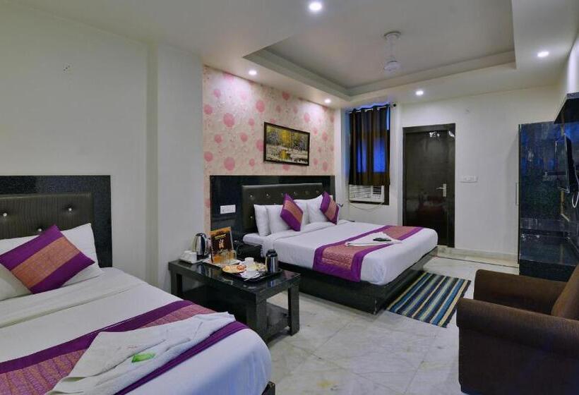 سوییت خانوادگی, Noida International Couple Friendly Hotel In Noida Sector 11