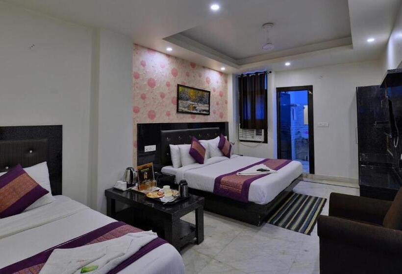 سوییت خانوادگی, Noida International Couple Friendly Hotel In Noida Sector 11