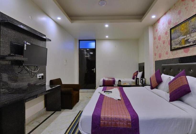 سوییت خانوادگی, Noida International Couple Friendly Hotel In Noida Sector 11