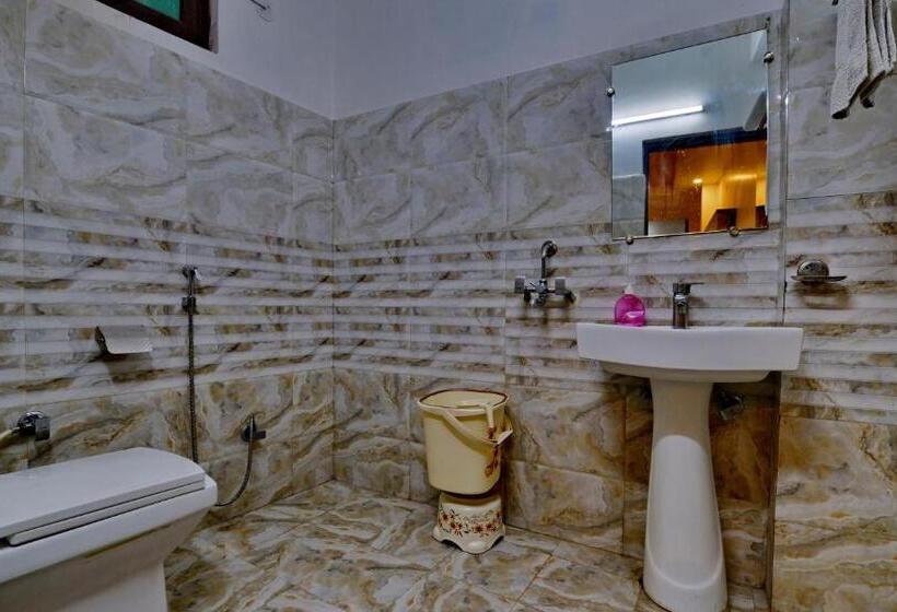 سوییت خانوادگی, Noida International Couple Friendly Hotel In Noida Sector 11