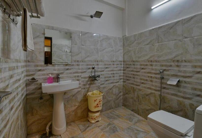 سوییت خانوادگی, Noida International Couple Friendly Hotel In Noida Sector 11