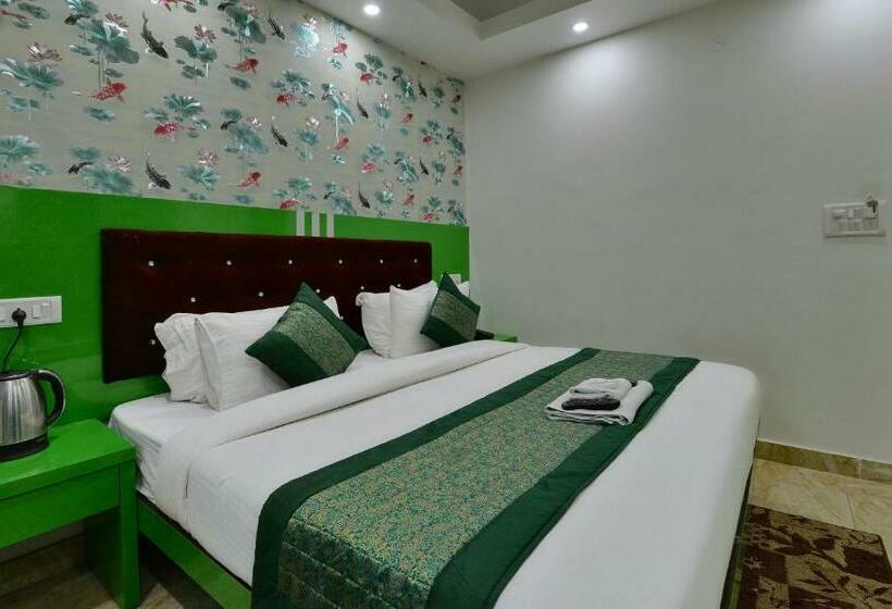 اتاق لوکس, Noida International Couple Friendly Hotel In Noida Sector 11