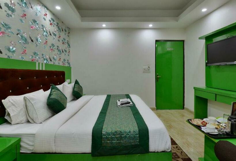 اتاق لوکس, Noida International Couple Friendly Hotel In Noida Sector 11