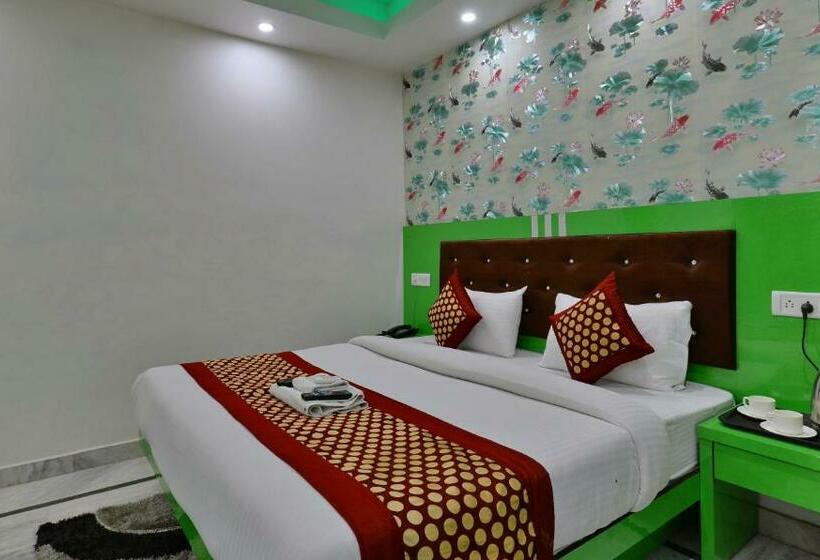 اتاق لوکس, Noida International Couple Friendly Hotel In Noida Sector 11