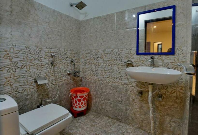 اتاق لوکس, Noida International Couple Friendly Hotel In Noida Sector 11