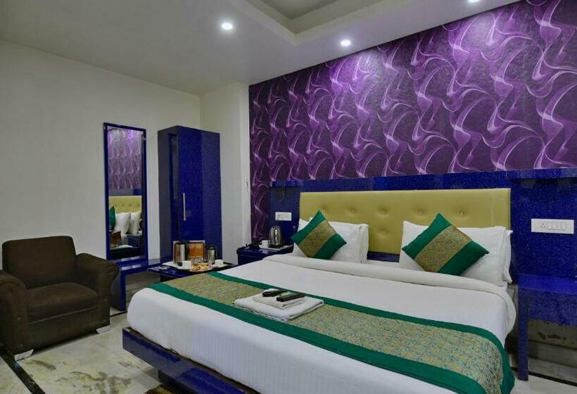 اتاق لوکس, Noida International Couple Friendly Hotel In Noida Sector 11