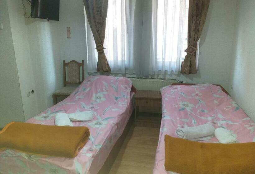 اتاق اکونومی, Bujtina  Oltas