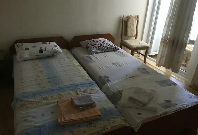 اتاق اکونومی, Bujtina  Oltas
