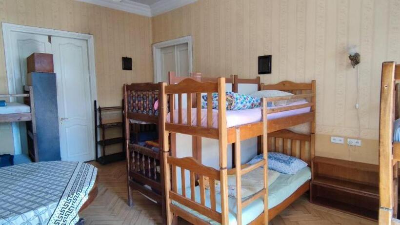 تختخواب در اتاق مشترک, Guest House Irina Tbilisi