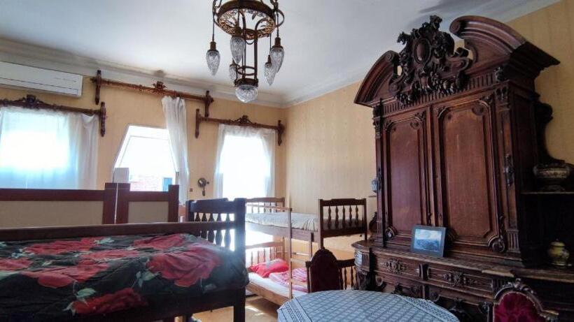 تختخواب در اتاق مشترک, Guest House Irina Tbilisi